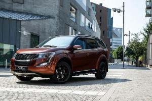 2019 Mahindra XUV500 W10